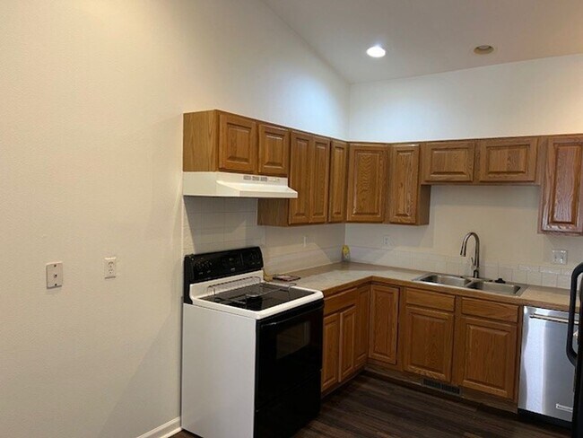 Building Photo - Beautiful 5 bedroom home available NOW