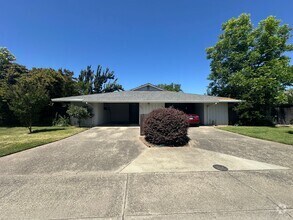 Building Photo - 1653 Safari Ct