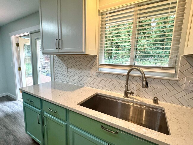 Foto del edificio - East Bremerton rambler with huge fenced yard...now available