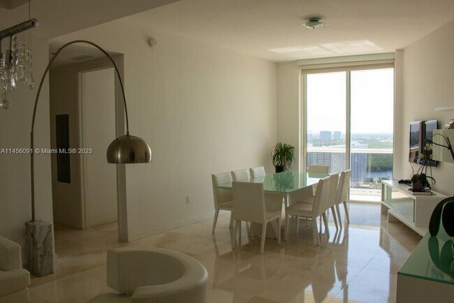 Building Photo - 15901 Collins Ave