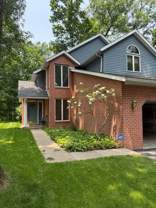 Foto del edificio - 1531 E Strohm Dr