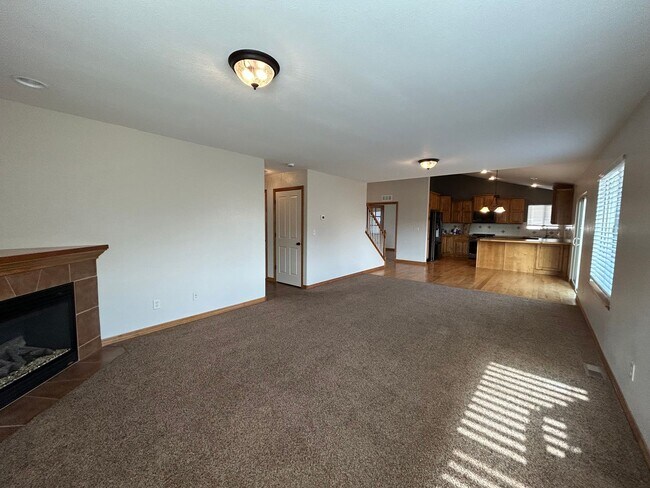 Foto del edificio - Spacious 5-Bedroom Home with Finished Basement and 3-Car Garage in Wellington
