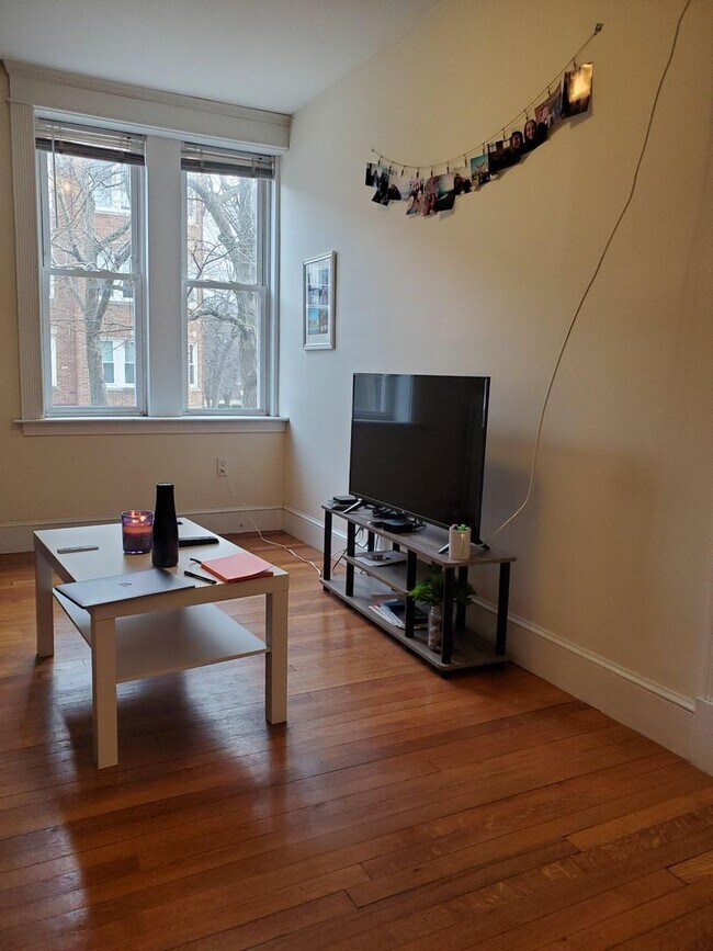 Building Photo - 3 bed/1 bath in Brookline available for a September 1st move-in