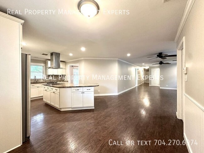 Foto del edificio - 4237 Rocky River Rd