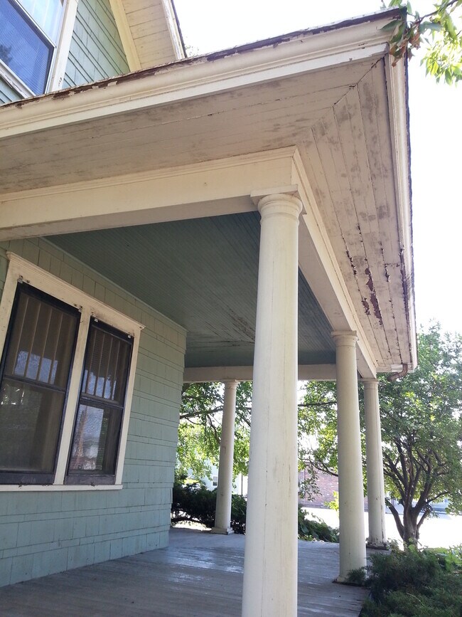 Foto del edificio - AVAILABLE 2026!!!  3 Bedroom, 1 Bath house in prime Coralville location