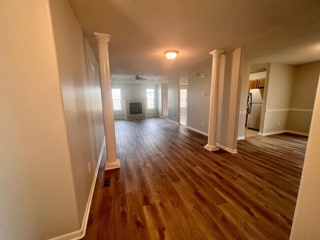 Foto del edificio - Newly Renovated Single Family Home | 4 BR/3BA | 1-Car Covered Parking | Gated backyard
