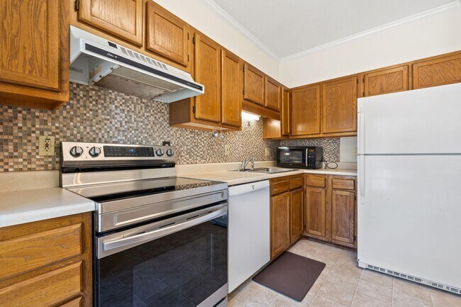 Foto del edificio - 4BR Brick Townhome in Woodcroft with Deck & Wooded Views