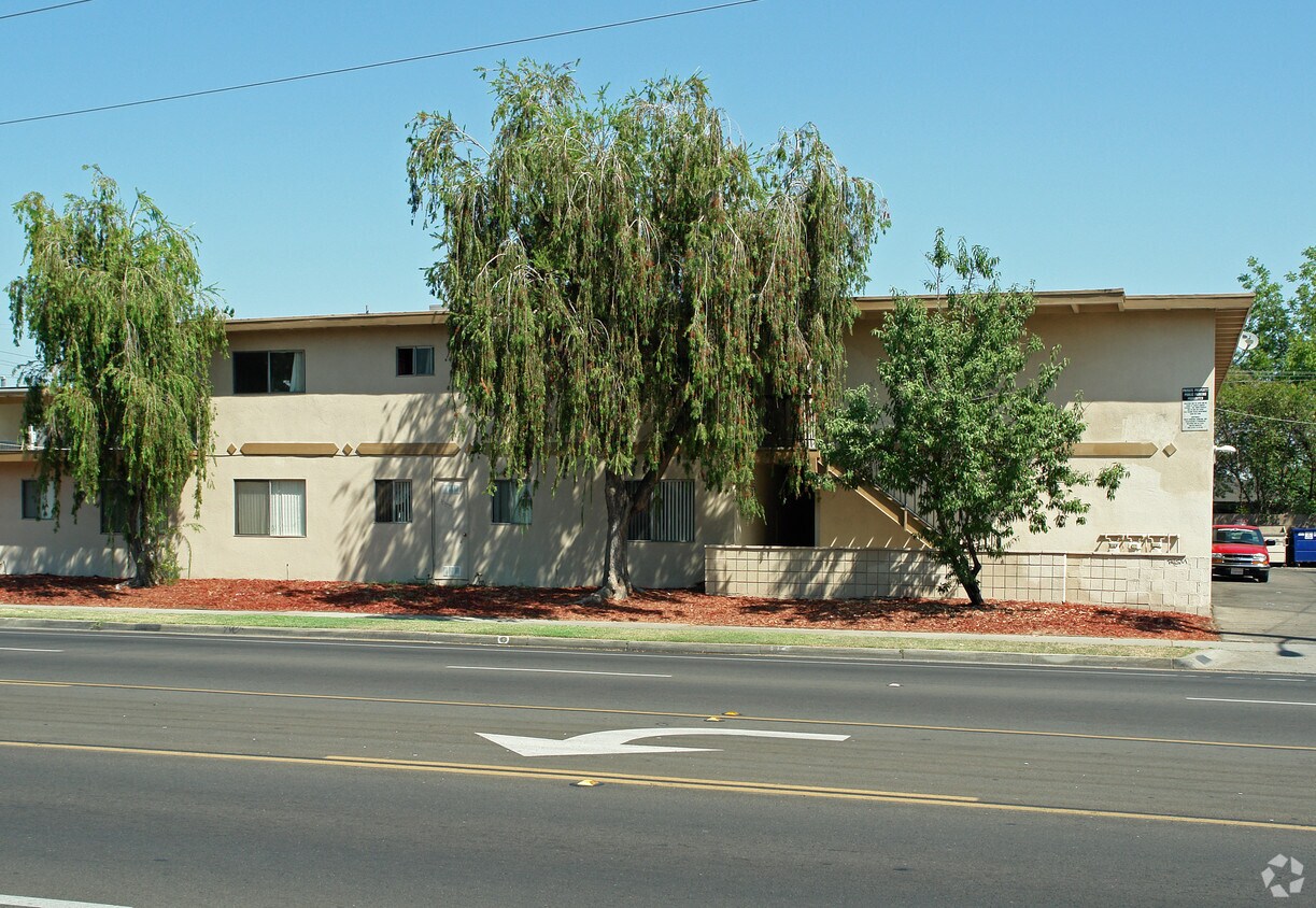 Building Photo - 816 W Shields Ave