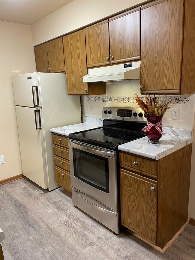 Stove/Refrigerator - S70W14965 Cornell Cir
