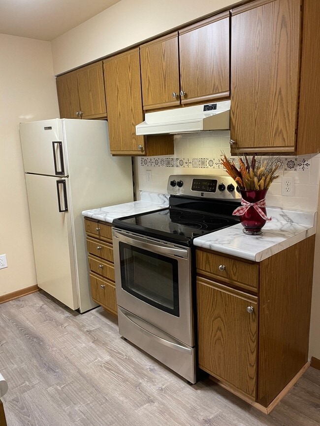 Stove/Refrigerator - S70W14965 Cornell Cir