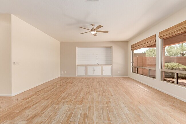 Foto del edificio - "Charming 2-Bedroom + Den Oasis with Spaci...