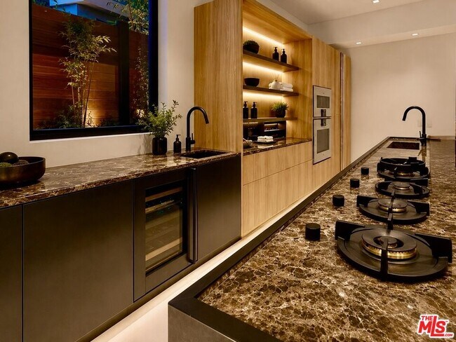 Foto del edificio - 8741 Dorrington Ave