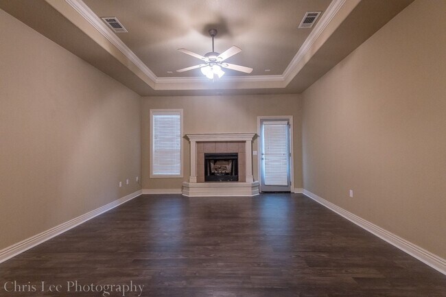 Building Photo - Beautiful & spacious 4 Bedroom condo w/fen...