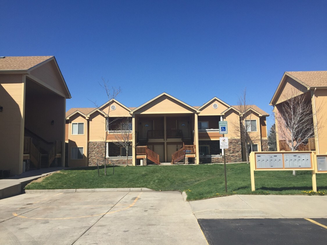 Cedar Creek Apartments Lakewood Co Apartments Com