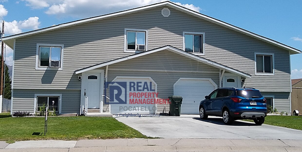 Foto principal - Updated 3 Bedroom 2 bath Townhome