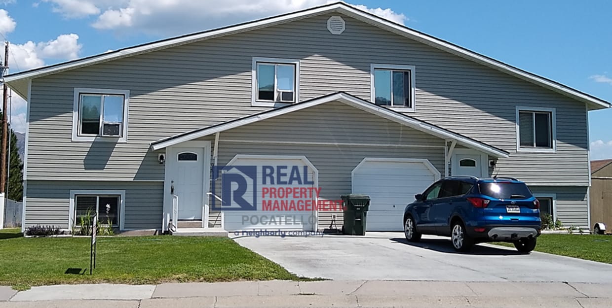 Primary Photo - Updated 3 Bedroom 2 bath Townhome