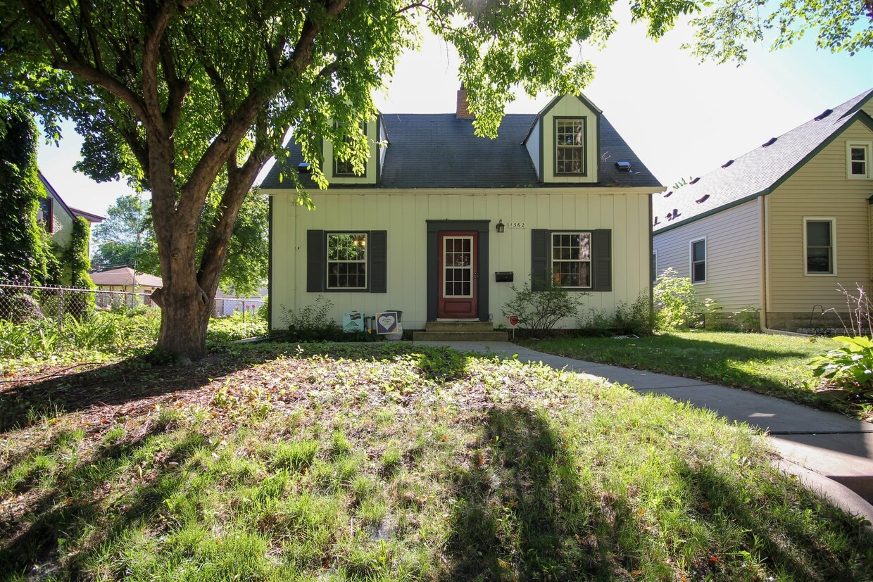 Foto principal - 1362 Danforth St N