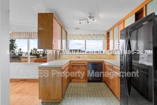 Building Photo - 7617 S Lakeridge Dr