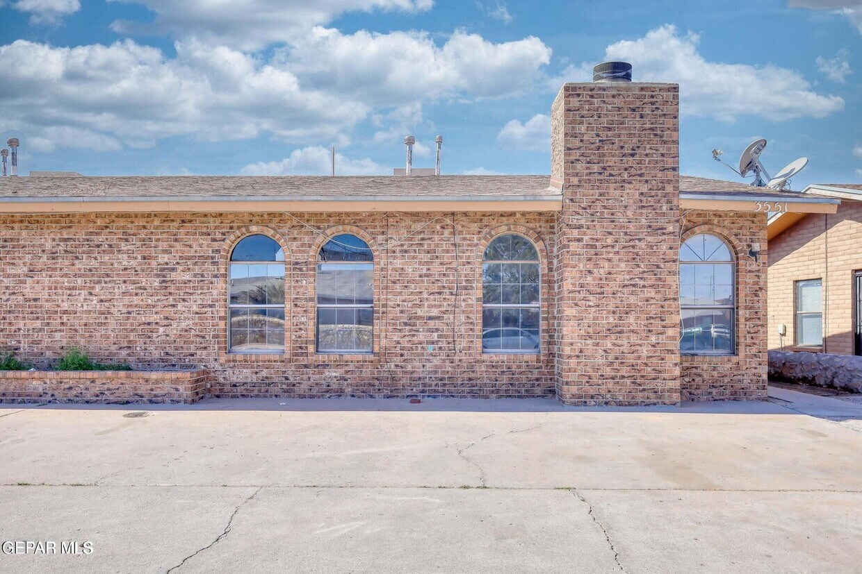 Primary Photo - 3551 E Glen Dr