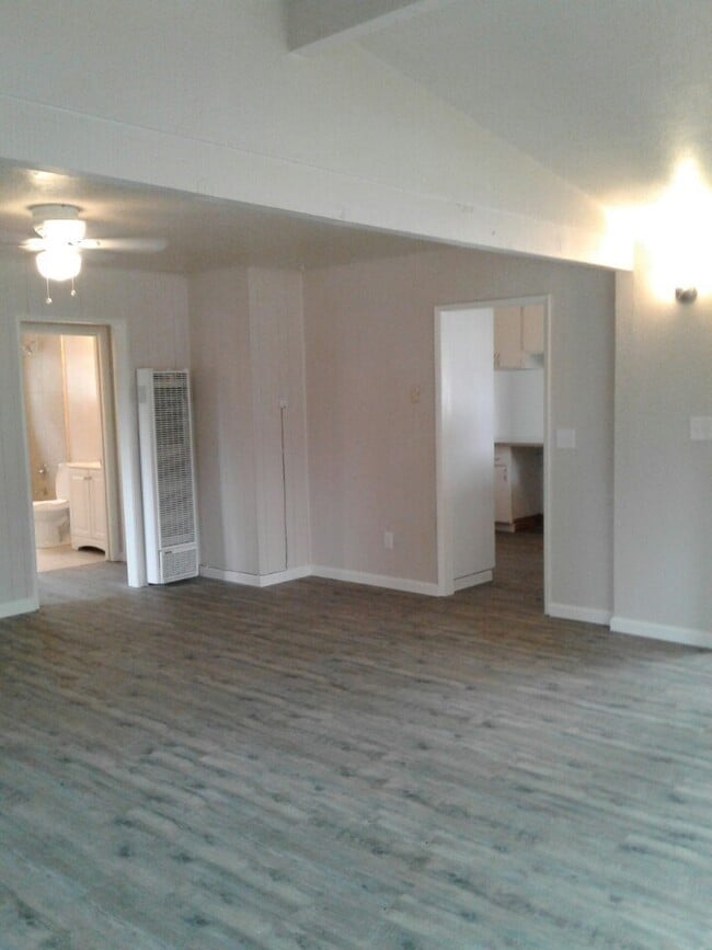 Foto del edificio - STOP BY, PEEK THROUGH THE WINDOWS AND EXPLORE THE AREA!