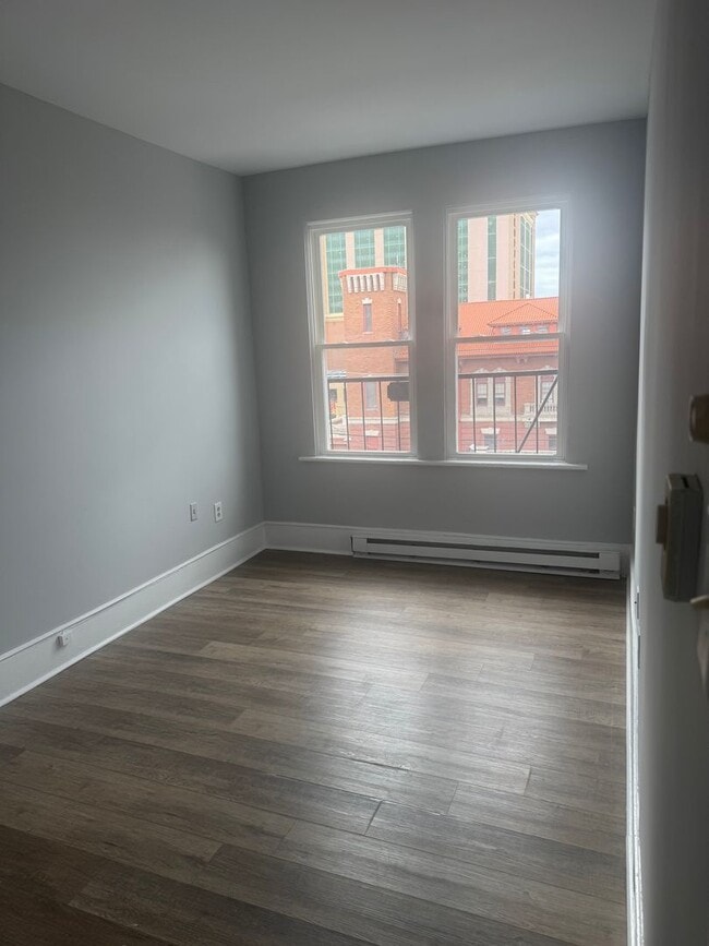 Foto del edificio - Recently Renovated 1 Bedroom Apartment -- ...