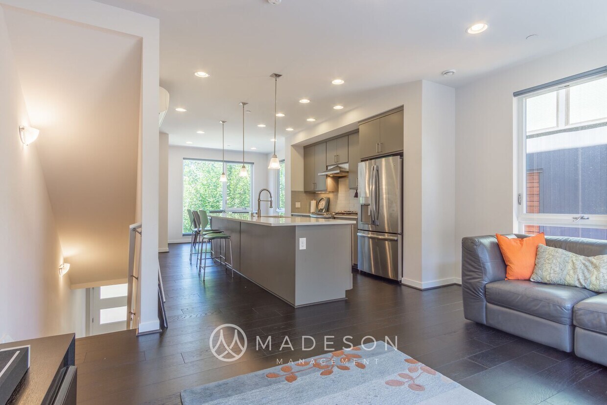 Primary Photo - One Month Free Rent! - Spacious Bryant Hei...