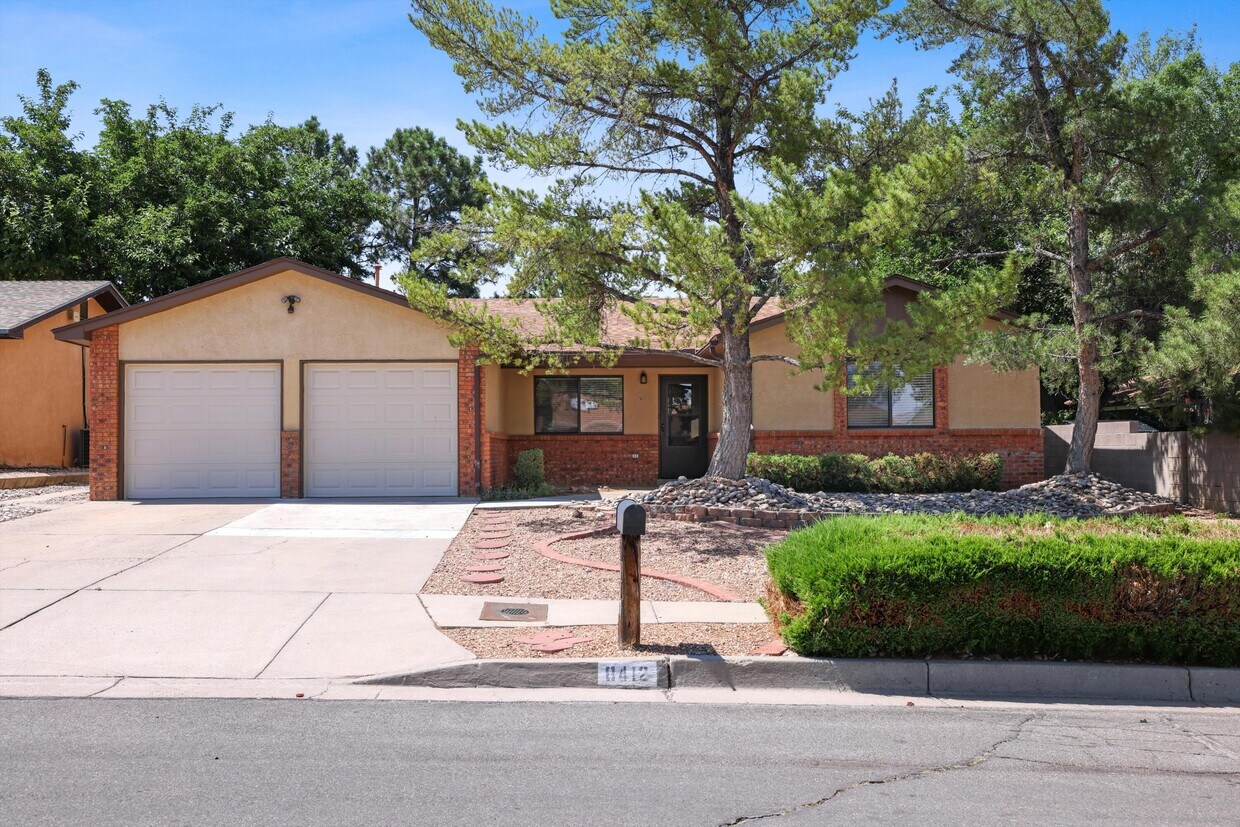 Primary Photo - 8412 Capulin Rd NE
