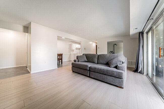 Foto del edificio - 1930 King James Pkwy