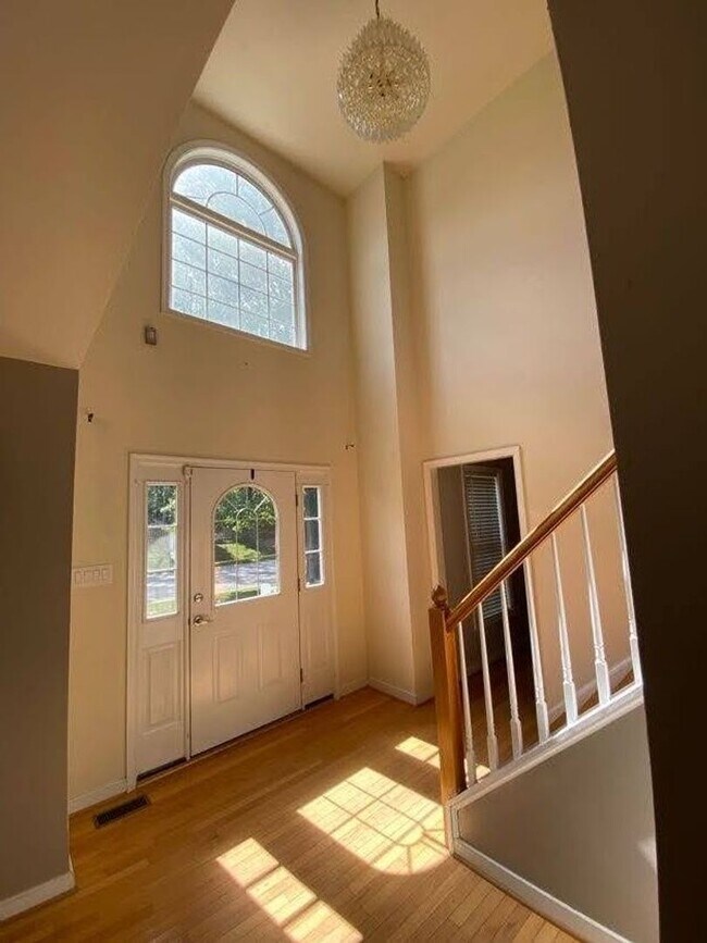 Building Photo - Bayhill Pointe - 4 Bedroom 2 1./2 Bath Col...