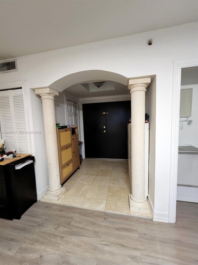 Foto del edificio - 322 Madeira Ave