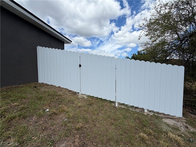 Foto del edificio - 723 Ivan Ave S