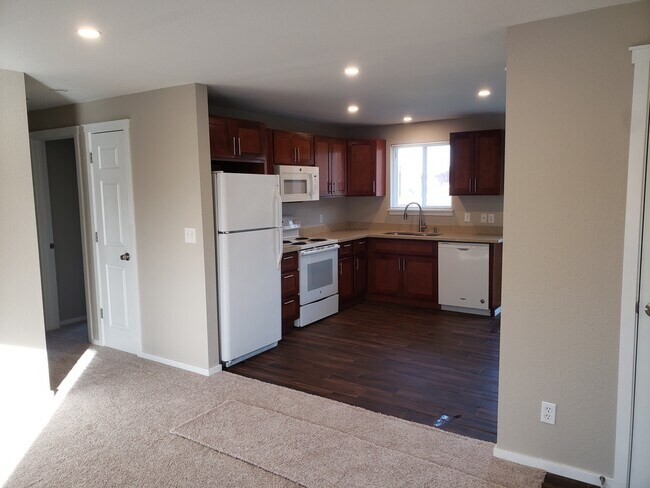 Fully remodeled, 6 panel doors, new carpet, tile floors, granite countertops, - 15515 Washington St