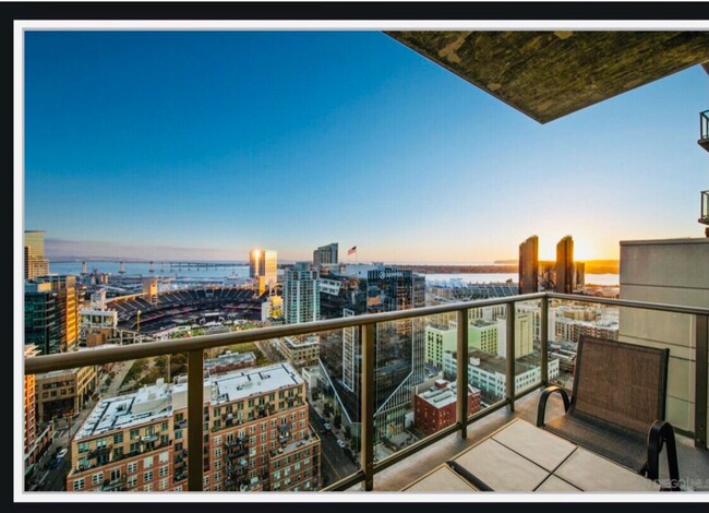 Building Photo - Luxurious 2 Bedroom / 2 Bath 25th story co...