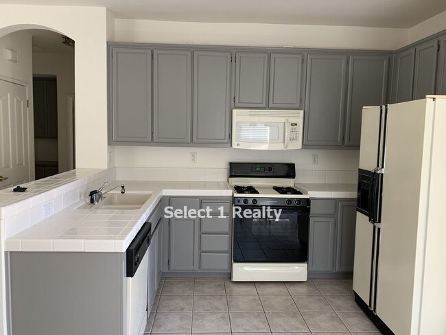 Building Photo - 334 Gladstone Dr