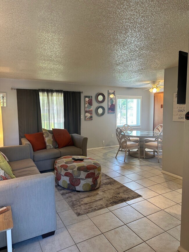 Foto del edificio - 4215 E Bay Dr