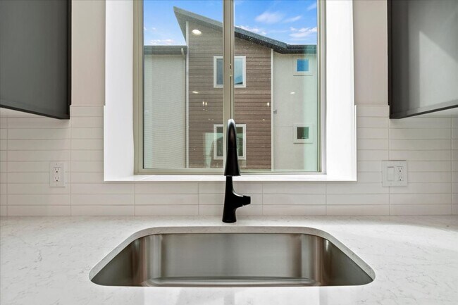 Building Photo - BRAND NEW 3 bed 3.5 bath townhouse