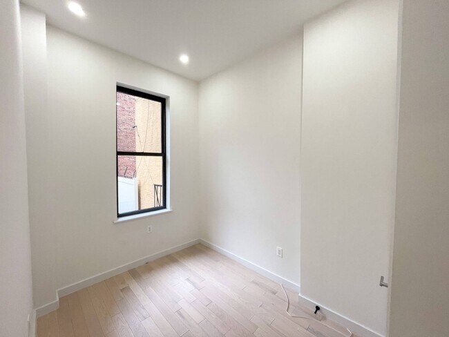 Building Photo - 763 Seneca Ave