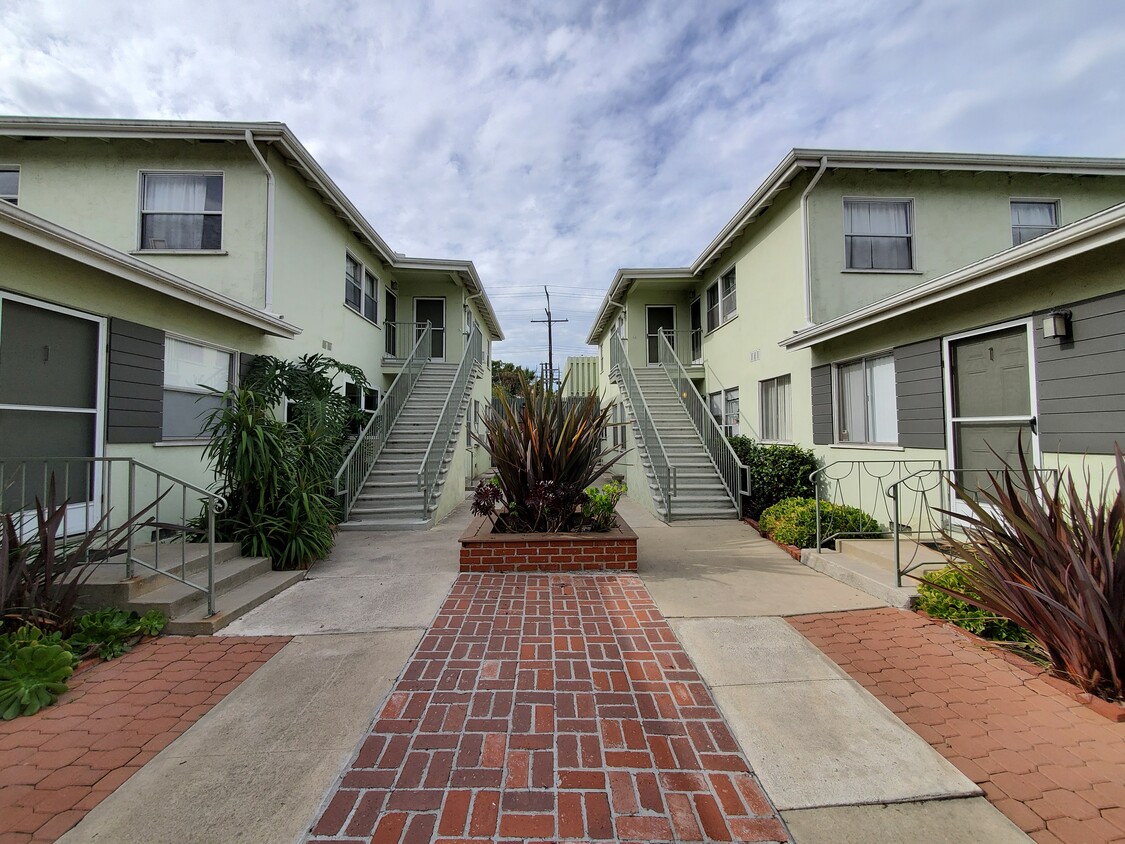 Foto principal - 17905 Crenshaw Blvd