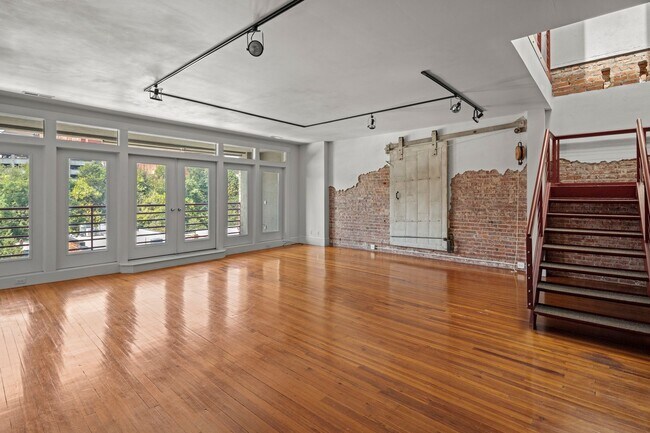 Foto del edificio - Incredible Two-Level Condo - Downtown Ashe...