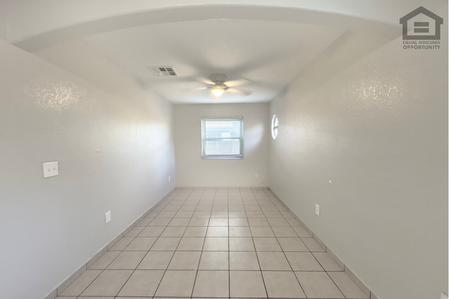 Building Photo - 1023