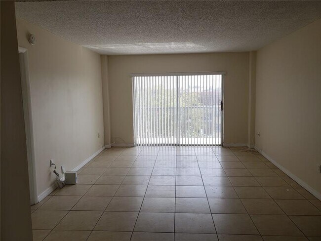 Foto del edificio - 4174 Inverrary Dr