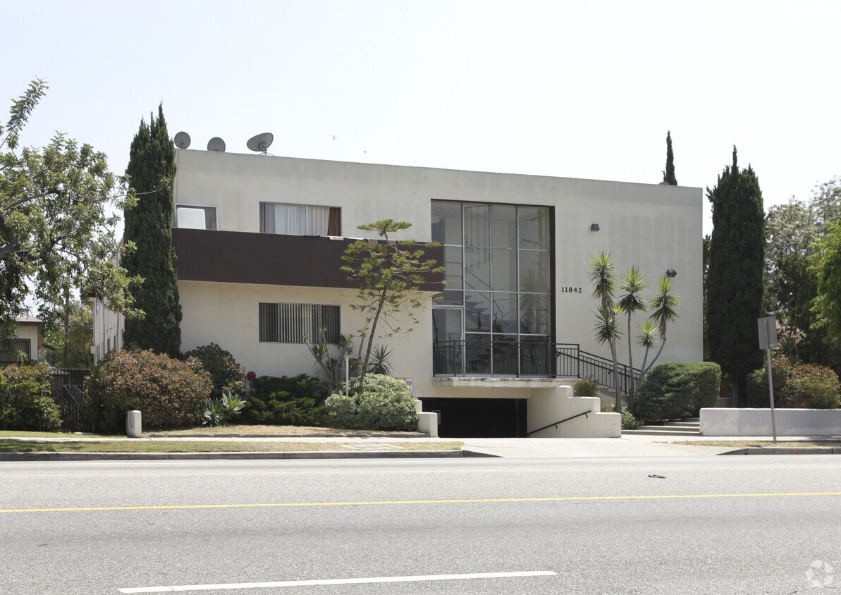 Primary Photo - 11842 Victory Blvd