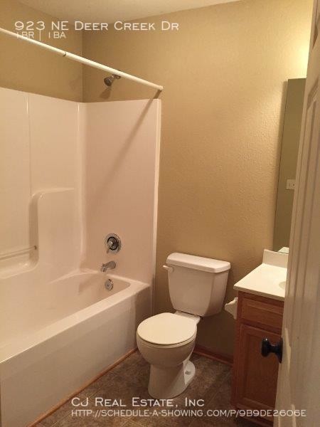 Building Photo - 923 NE Deer Creek Dr