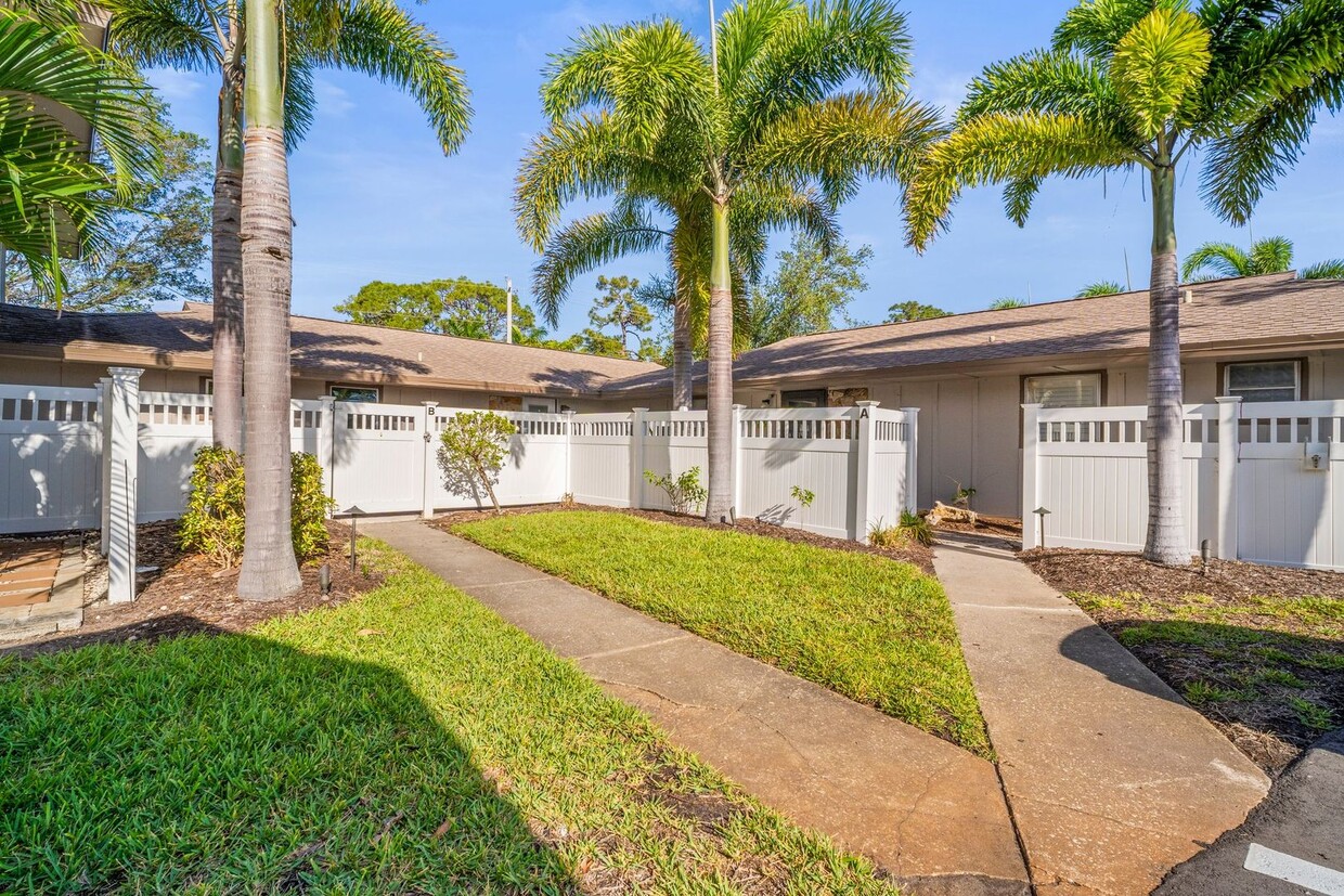 Foto principal - Fully Renovated 3 Beds 2 baths condo off M...