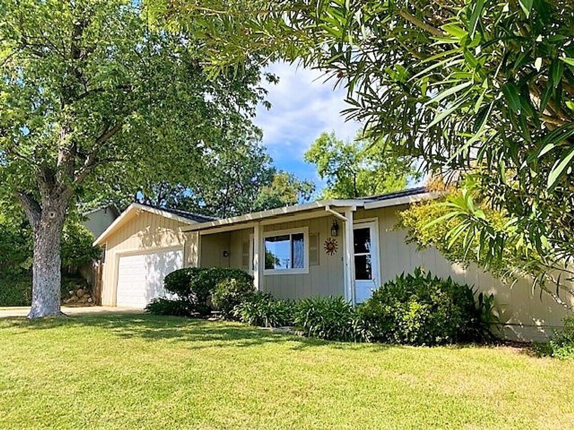 Primary Photo - Lovely Home in W. Redding!!