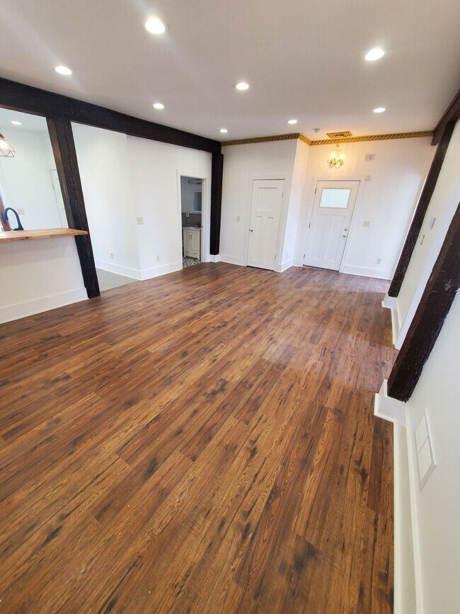 Building Photo - 2123 W Mineral St