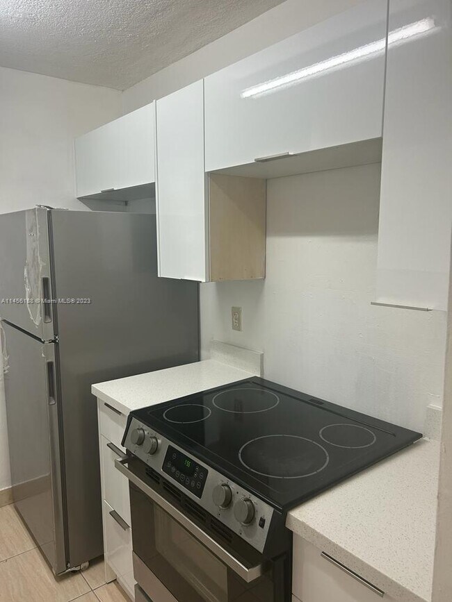 Building Photo - 10124 Twin Lakes Dr