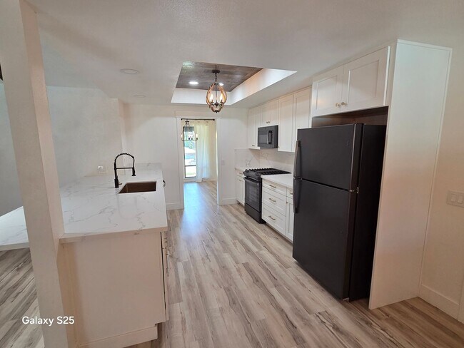 Foto del edificio - Large Four Bedroom with a Pool in Folsom
