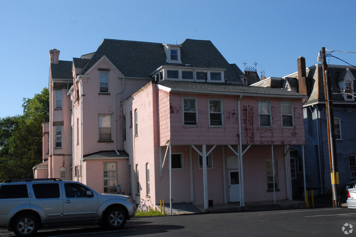 Building Photo - North River Street Apartments