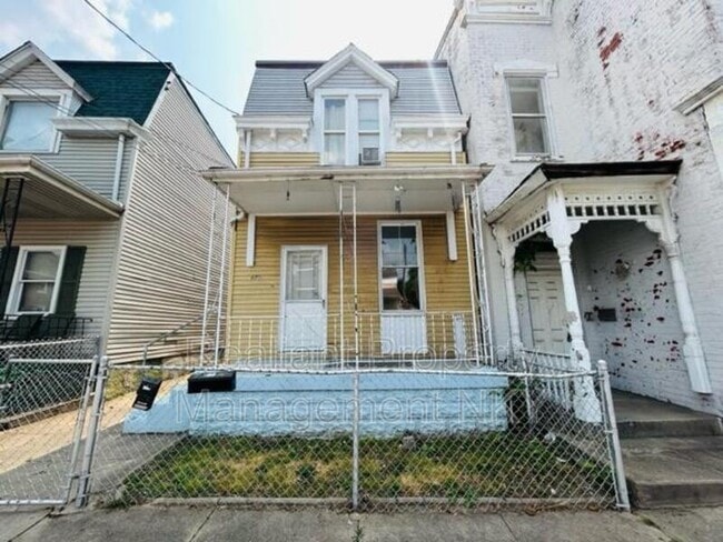 Building Photo - 830 Isabella St